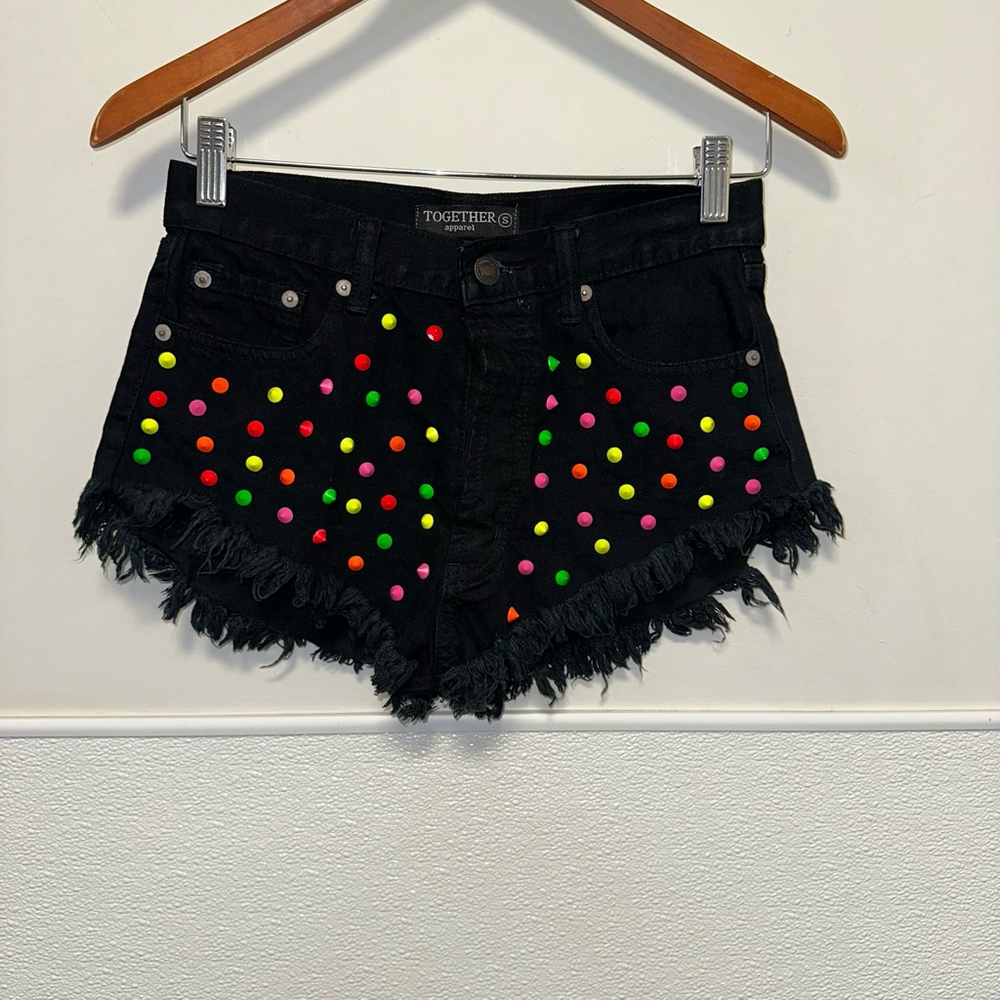 Together Apparel Women’s Studded Denim Shorts Size S Black Multi-color rave - Picture 7 of 10